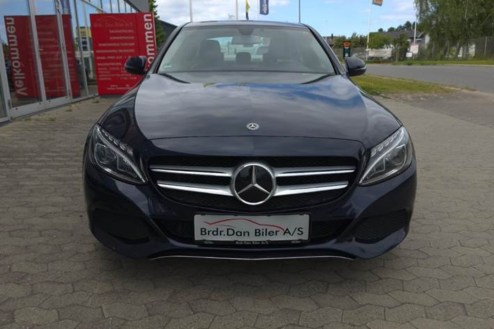 Blå Mercedes C220 d fra 2017