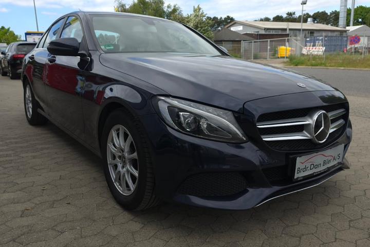 Blå Mercedes C220 d fra 2017