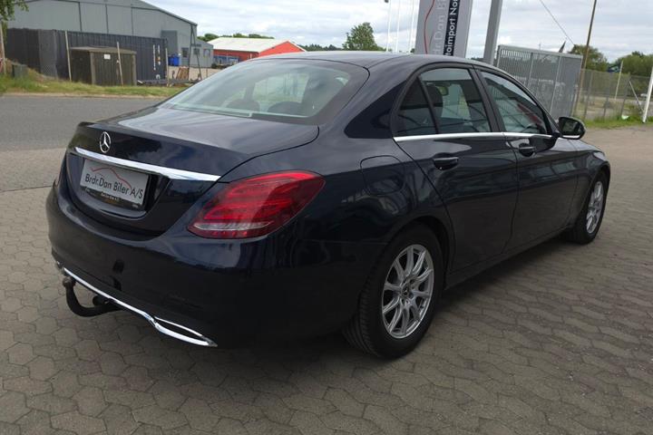 Blå Mercedes C220 d fra 2017