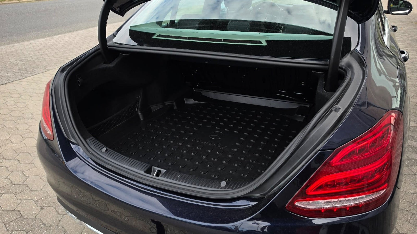 Blå Mercedes C220 d fra 2017