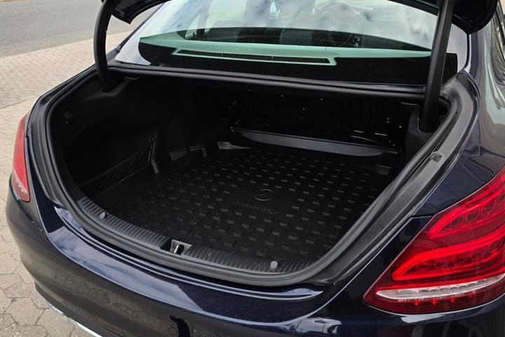 Blå Mercedes C220 d fra 2017