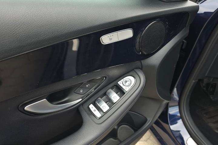 Blå Mercedes C220 d fra 2017