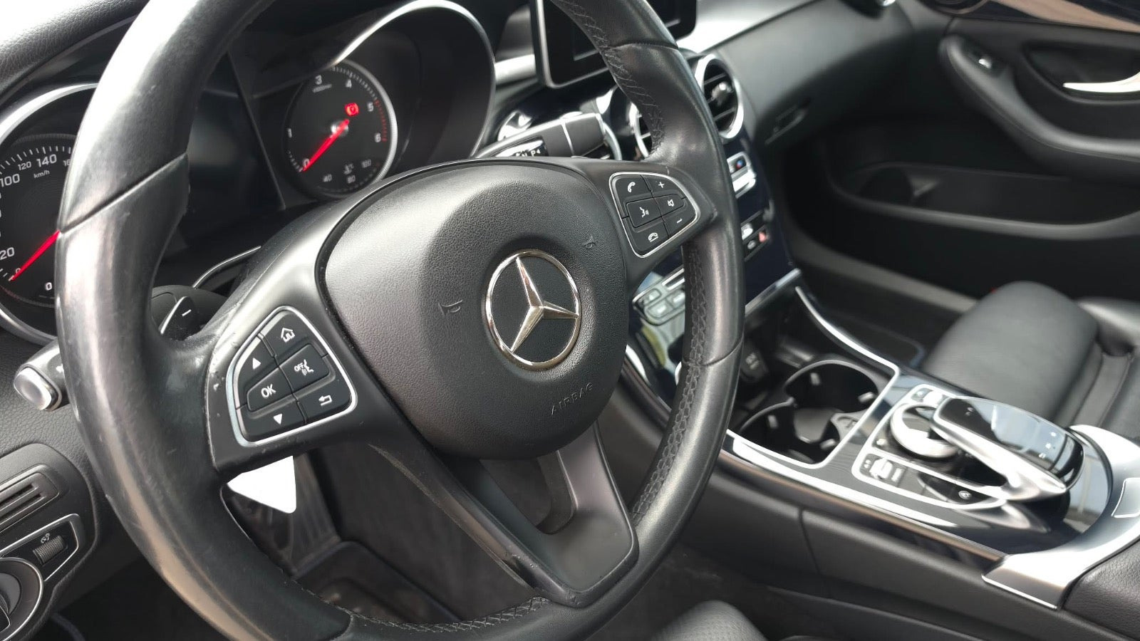 Blå Mercedes C220 d fra 2017