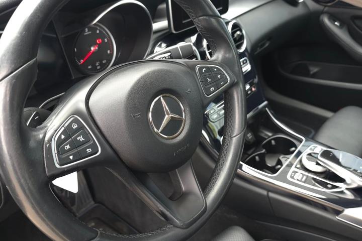 Blå Mercedes C220 d fra 2017