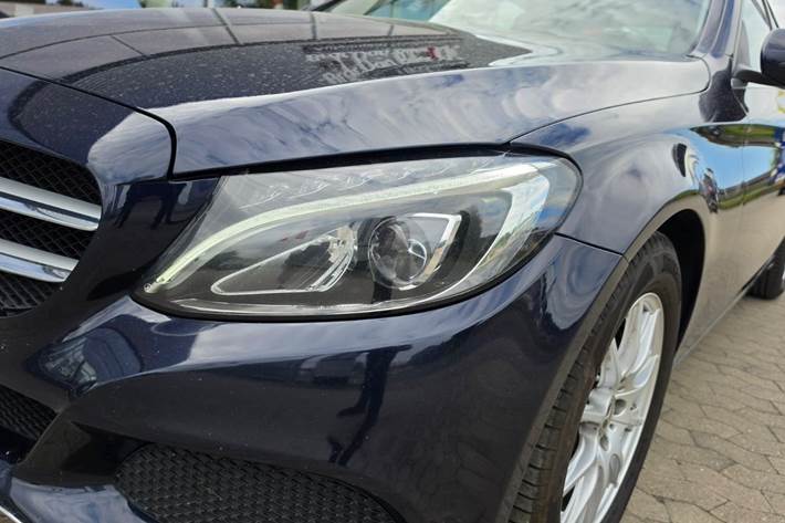 Blå Mercedes C220 d fra 2017