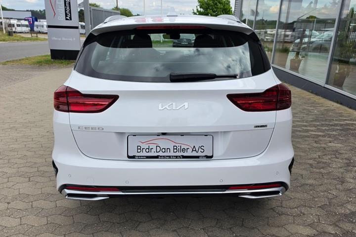 Hvid Kia Ceed fra 2024
