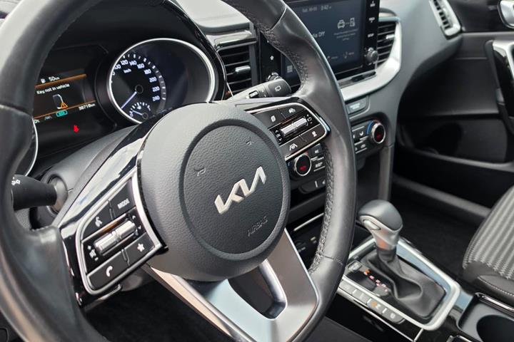 Hvid Kia Ceed fra 2024