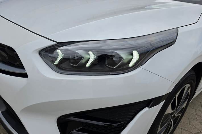 Hvid Kia Ceed fra 2024