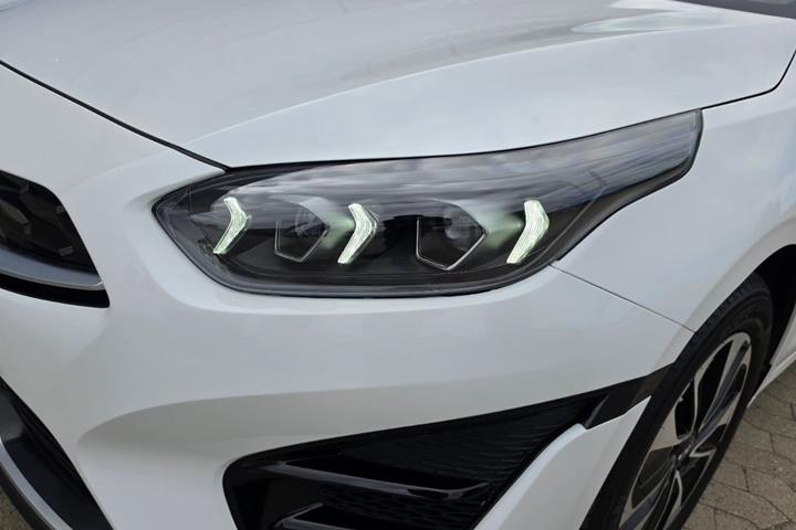 Hvid Kia Ceed fra 2024