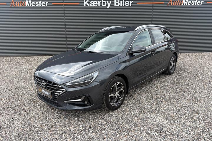 Grå Hyundai i30 fra 2021 set udefra