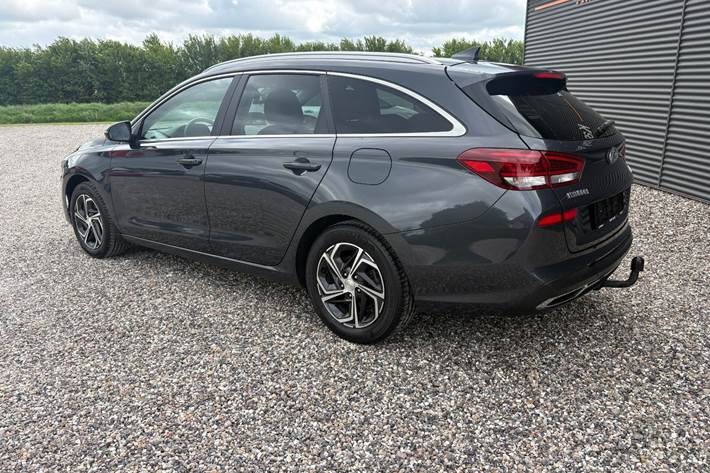 Grå Hyundai i30 fra 2021