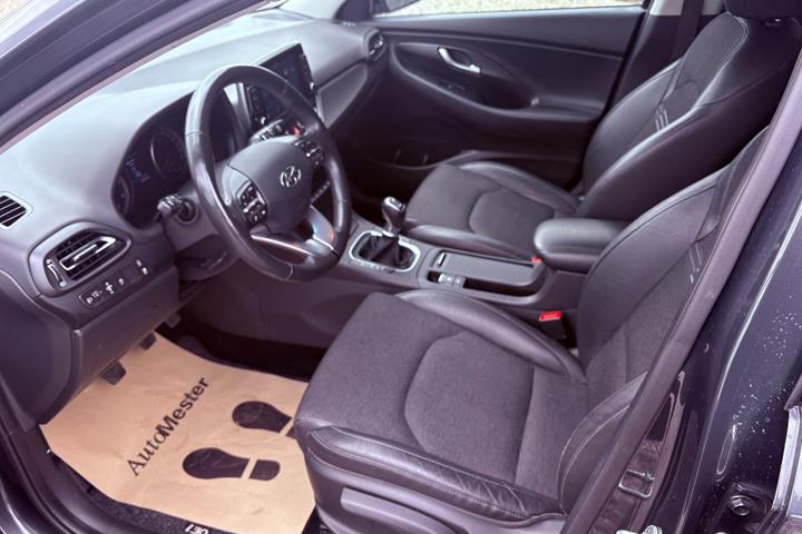 Grå Hyundai i30 fra 2021