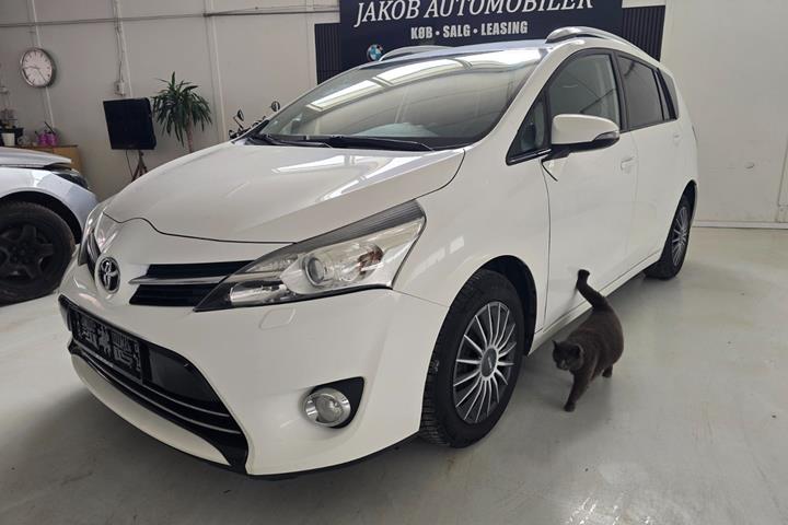 undefined Toyota Sportsvan fra 2014 set udefra