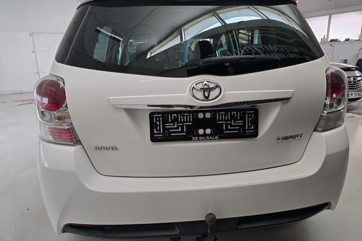 undefined Toyota Sportsvan fra 2014 set udefra