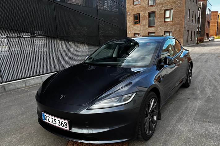 Grå Tesla Model 3 fra 2024