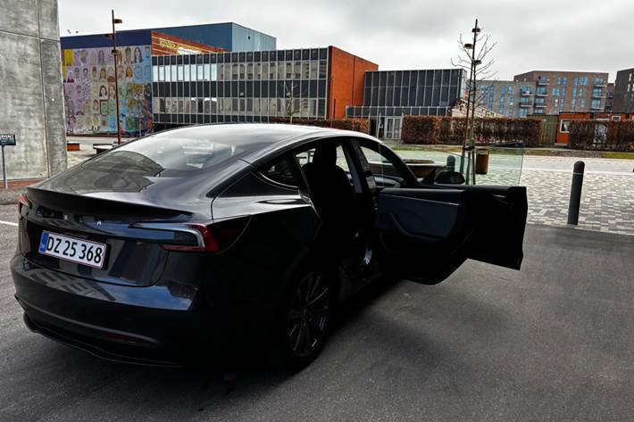 Grå Tesla Model 3 fra 2024