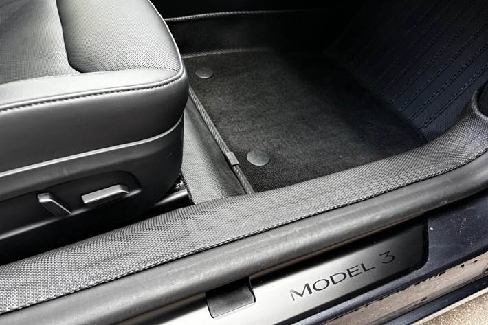 Grå Tesla Model 3 fra 2024