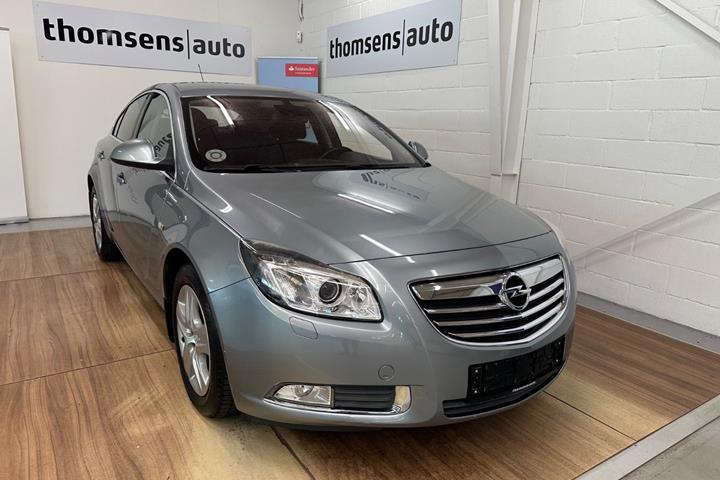 Blå Opel Insignia fra 2011 set udefra