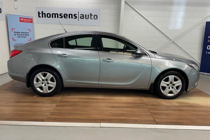 Blå Opel Insignia fra 2011