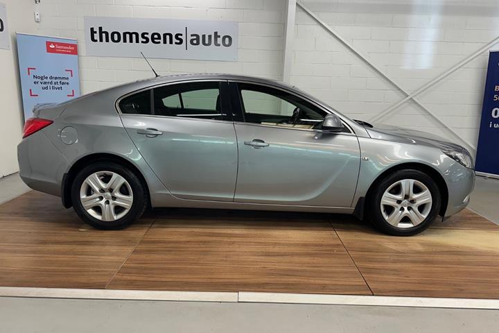 Blå Opel Insignia fra 2011