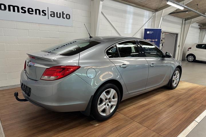 Blå Opel Insignia fra 2011