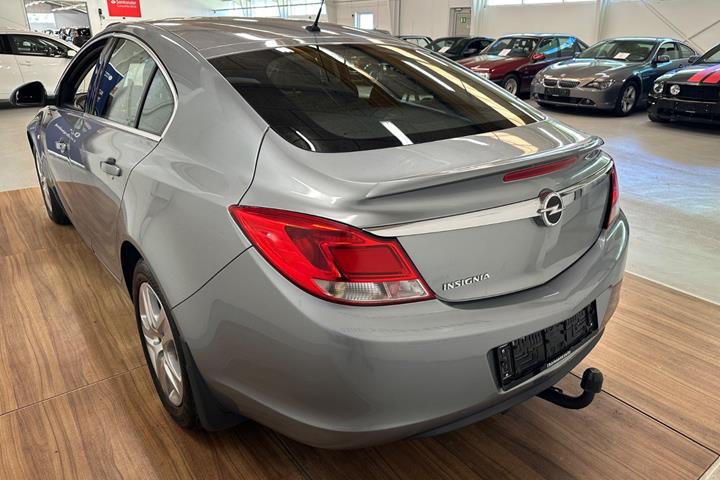 Blå Opel Insignia fra 2011