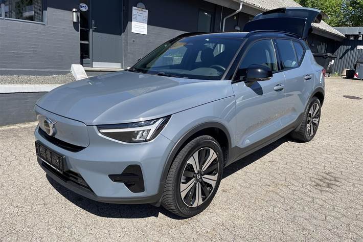 Grå Volvo XC40 fra 2023