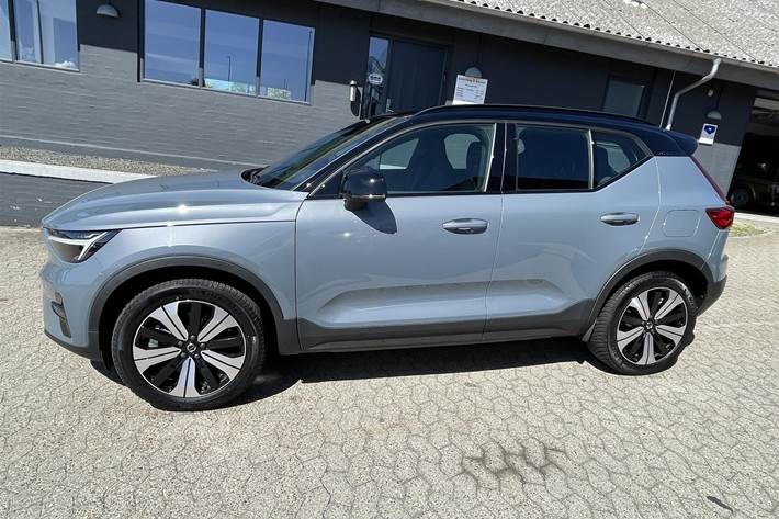 Grå Volvo XC40 fra 2023