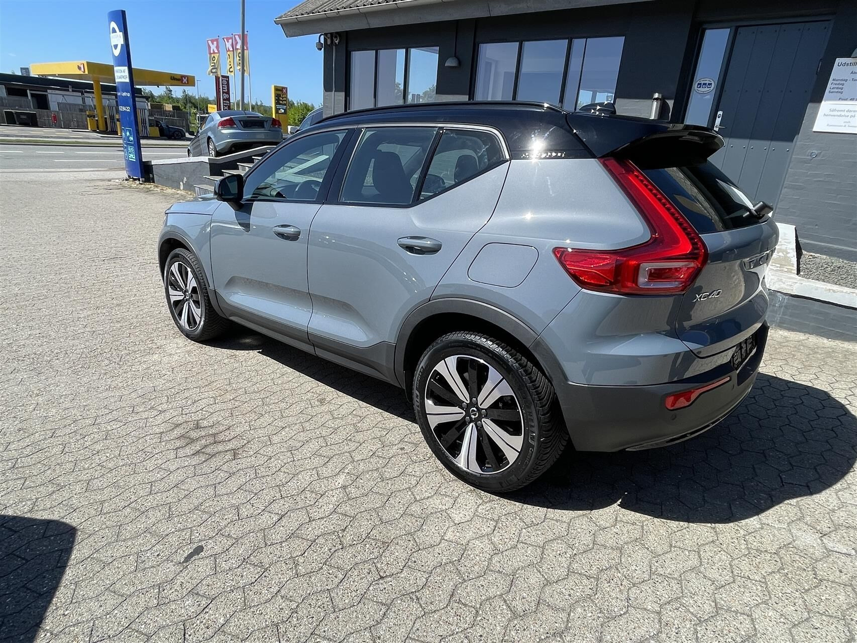 Grå Volvo XC40 fra 2023
