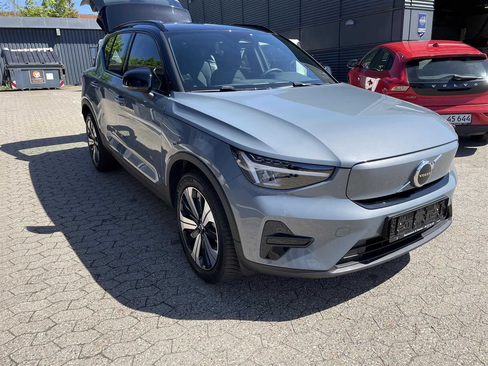 Grå Volvo XC40 fra 2023
