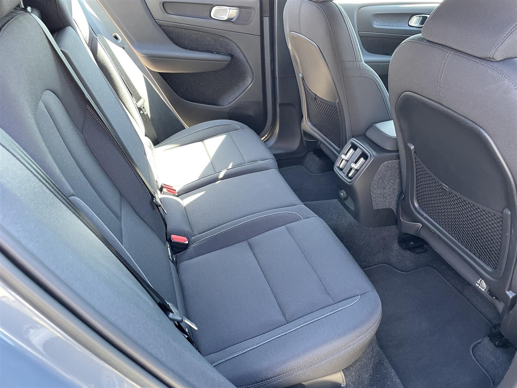 Grå Volvo XC40 fra 2023