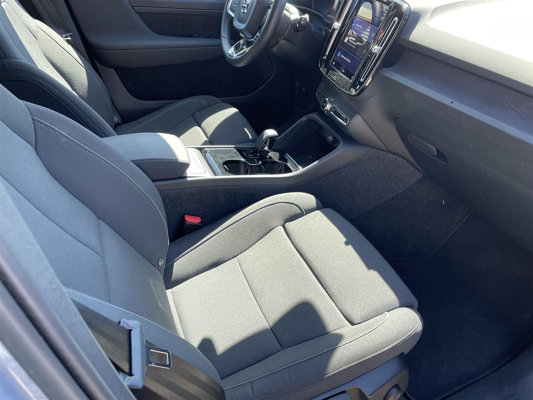 Grå Volvo XC40 fra 2023