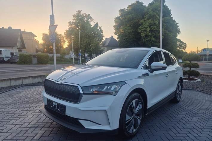Hvid Skoda Enyaq fra 2023