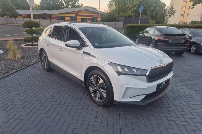 Hvid Skoda Enyaq fra 2023