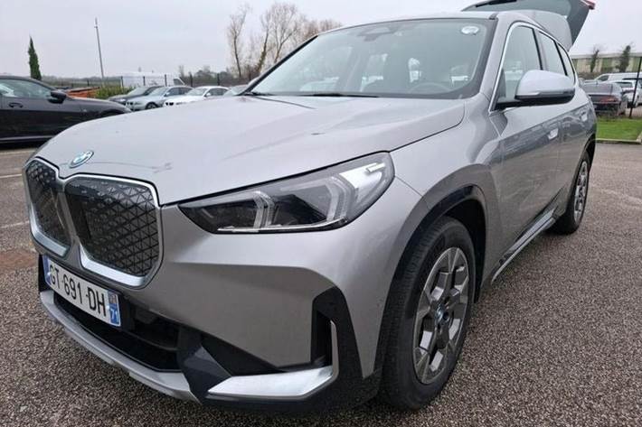 Grå BMW iX1 fra 2023 set udefra