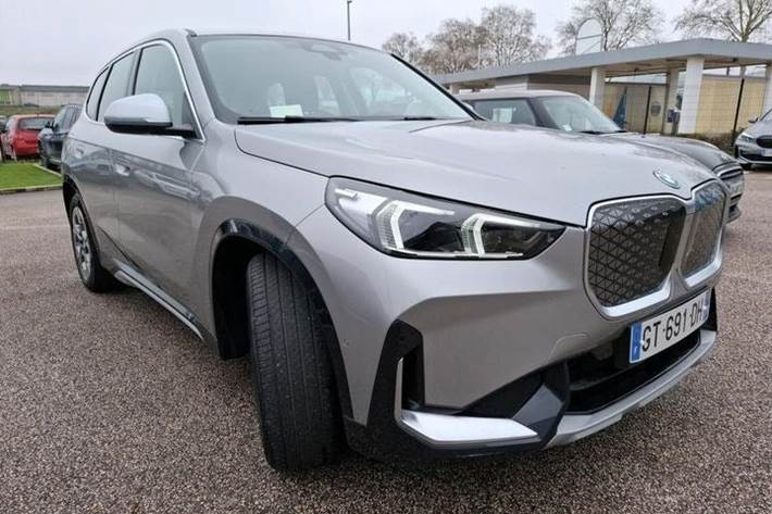 Grå BMW iX1 fra 2023