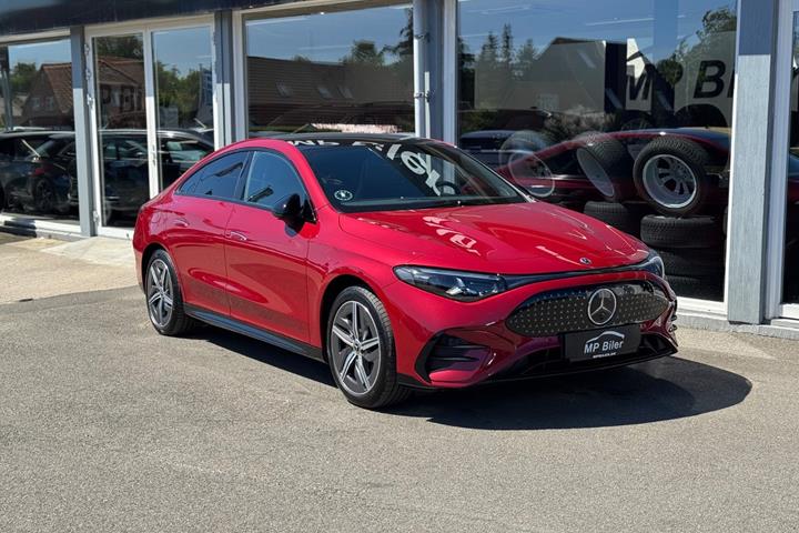 Rød Mercedes CLA250+ fra 2025