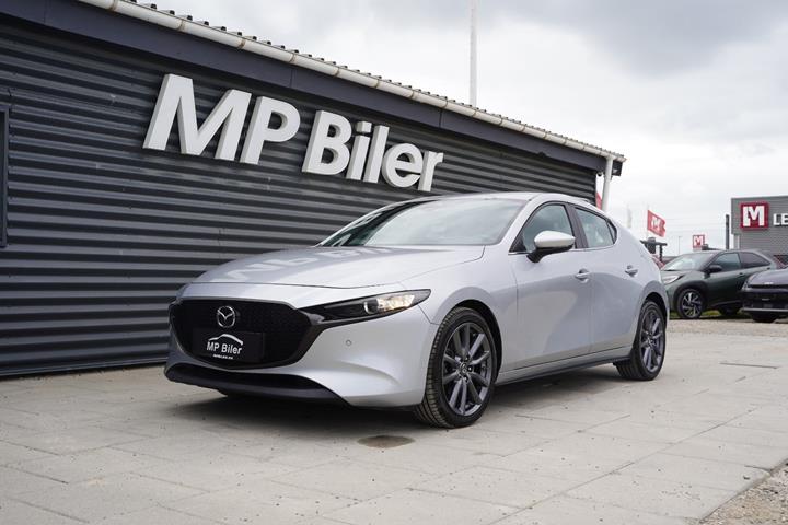 Sølv Mazda 3 fra 2019 set udefra