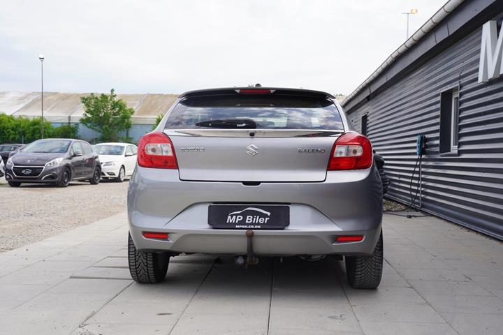 Grå Suzuki Baleno fra 2017