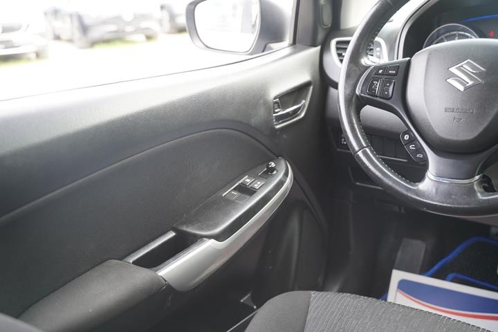Grå Suzuki Baleno fra 2017