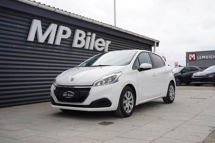 Hvid Peugeot 208 fra 2019 set udefra