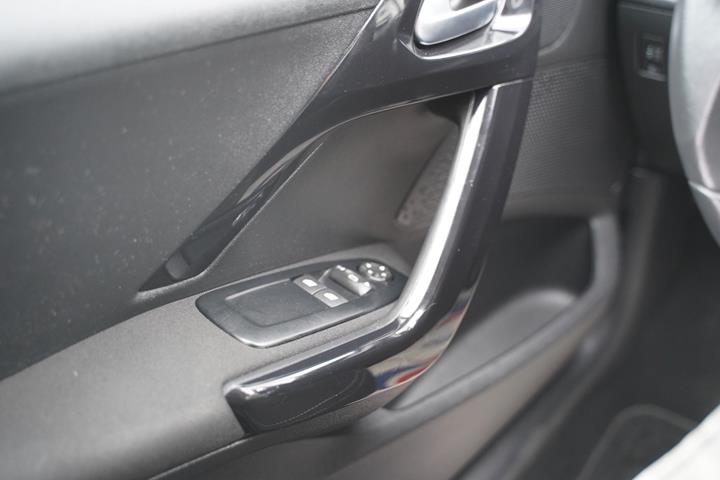 Hvid Peugeot 208 fra 2019