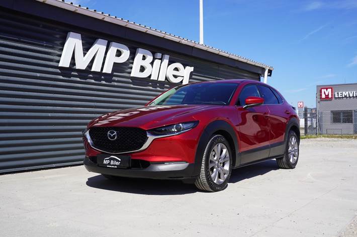 Rød Mazda CX-30 fra 2021 set udefra