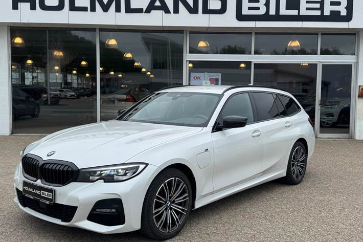 Hvid BMW 330e fra 2021