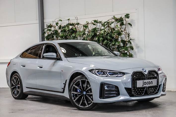 Grå BMW i4 fra 2023 set udefra