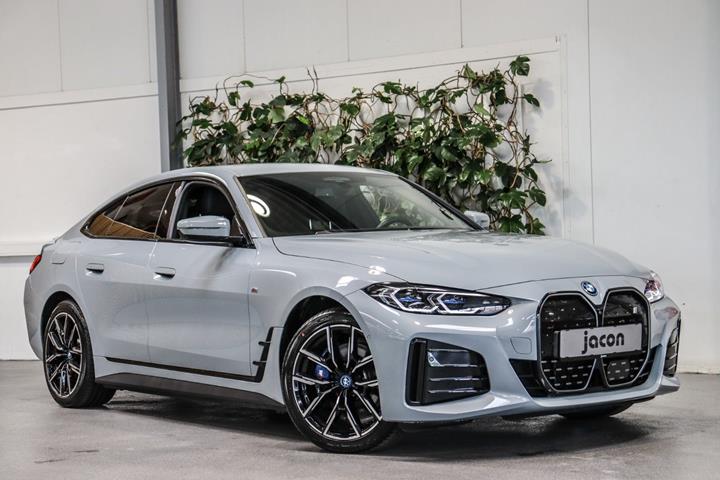 Grå BMW i4 fra 2023 set udefra