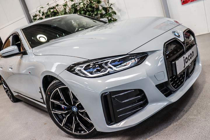 Grå BMW i4 fra 2023