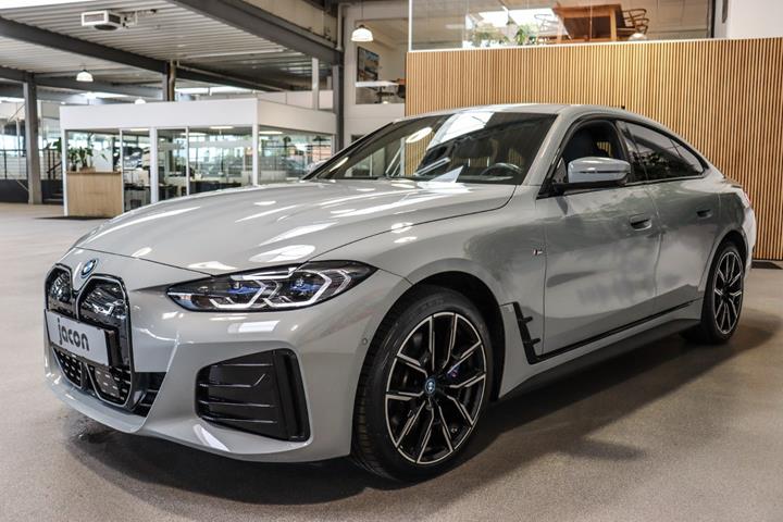 Grå BMW i4 fra 2023