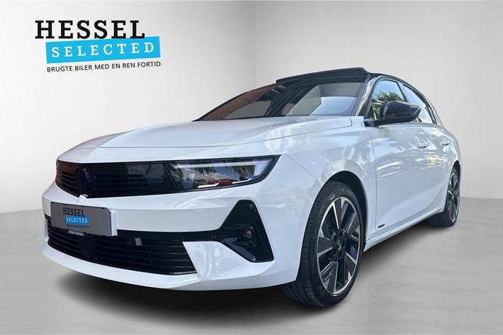 Hvid Opel Astra-e fra 2024 set udefra