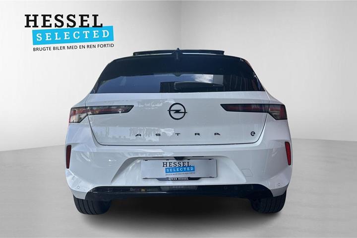 Hvid Opel Astra-e fra 2024
